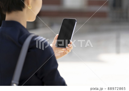 スマホ　ビジネスウーマン　イメージ 88972865