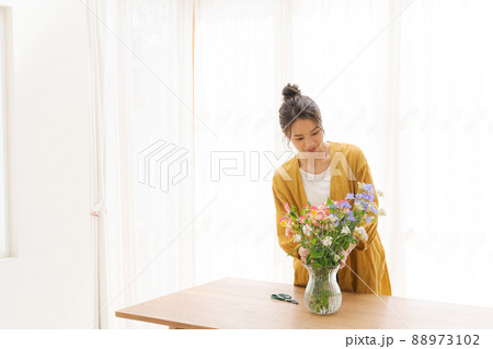 花を生ける女性 自宅の写真素材