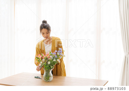 花を生ける女性　自宅 88973103