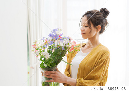 花を生ける女性 自宅の写真素材