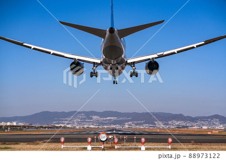 《大阪府》着陸する航空機・大阪国際空港 88973122