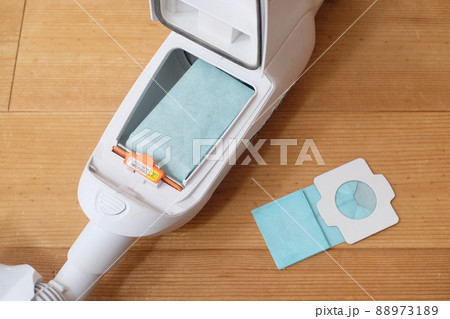 ハンディー掃除機の紙パック交換 ハンディー掃除機の紙パック交換 88973189