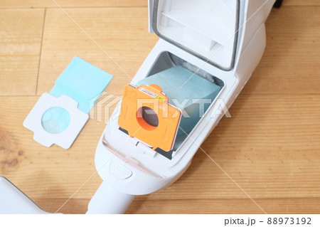 ハンディー掃除機の紙パック交換 ハンディー掃除機の紙パック交換 88973192