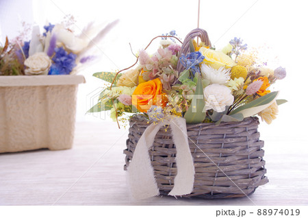 ドライフラワーの花かご 88974019
