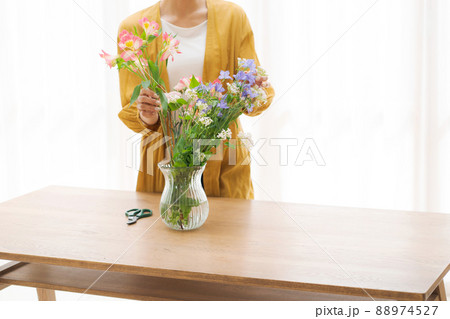 花を生ける女性　パーツカット 88974527