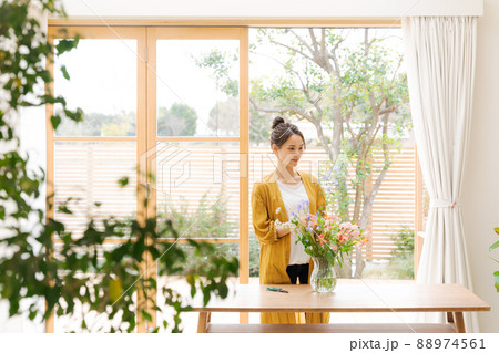 花を生ける女性 自宅の写真素材