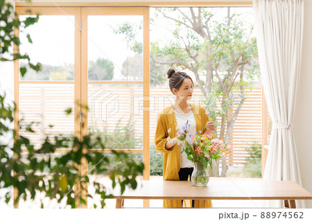 花を生ける女性　自宅 88974562