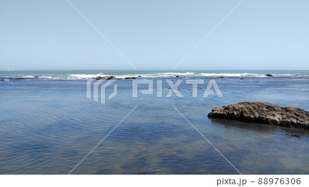 静かな初夏の青い海の入江　 88976306