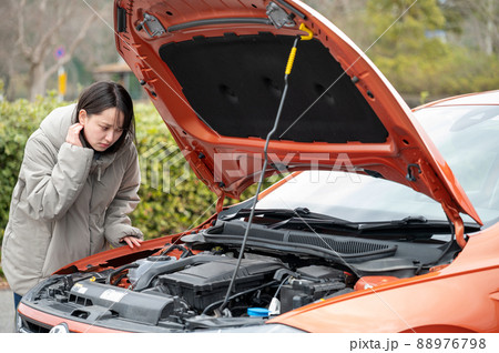 車のトラブルに困った顔の若い女性 88976798