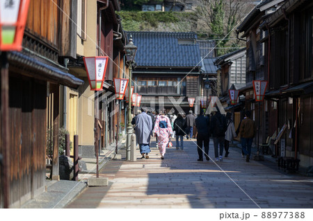 春のひがし茶屋街を散策する着物女子 春のひがし茶屋街を散策する着物女子 88977388