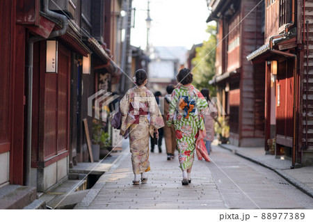 春のひがし茶屋街を散策する着物女子 春のひがし茶屋街を散策する着物女子 88977389