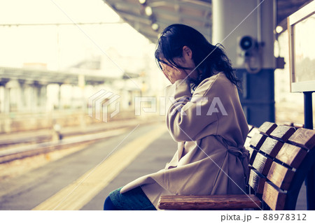 駅のホームで泣く女性　station 88978312