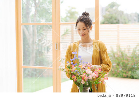 花を生ける女性　自宅 88979118