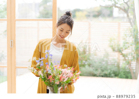 花を生ける女性　自宅 88979235