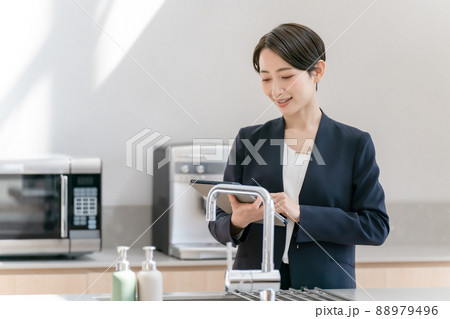 システムキッチン 不動産 ビジネス 女性 システムキッチン 不動産 ビジネス 女性 88979496