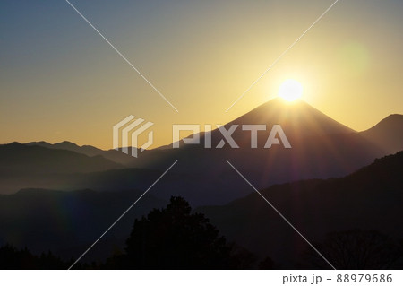 ダイヤモンド富士 日出づる里から日の出を臨む 山梨県  ダイヤモンド富士 日出づる里から日の出を臨む 山梨県  88979686
