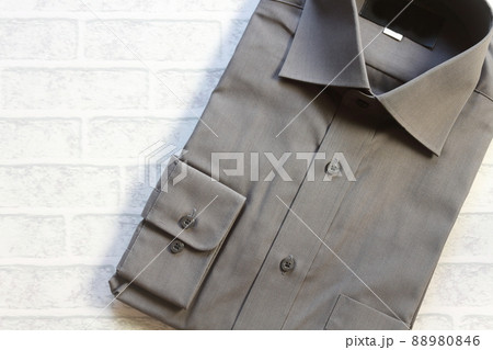 きれいに畳まれたシャツ 88980846