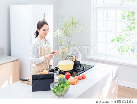 キッチンで料理をする主婦 88981135