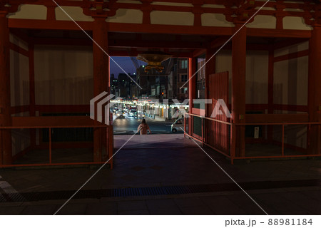京都四条通祇園交差点・八坂神社西楼門からのぞく四条通の夜景 88981184