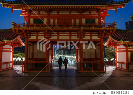 京都四条通祇園交差点・八坂神社西楼門からのぞく四条通の夜景 88981185