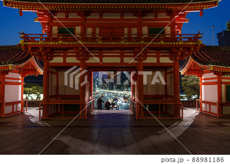京都四条通祇園交差点・八坂神社西楼門からのぞく四条通の夜景 88981186