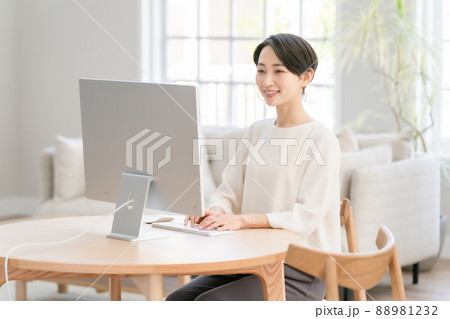 ビジネス　女性　在宅　部屋 88981232