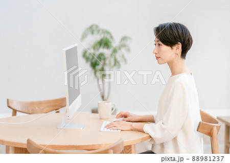 ビジネス 女性 在宅 部屋 ビジネス 女性 在宅 部屋 88981237