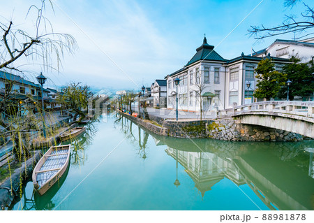 早朝の倉敷美観地区の風景 88981878