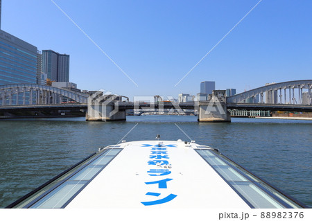 水上バスから眺める勝鬨橋 88982376