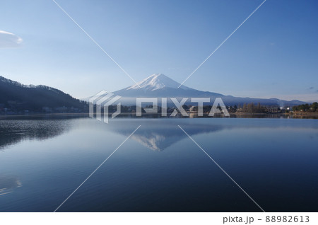 冬の河口湖で見る富士山と逆さ富士 88982613
