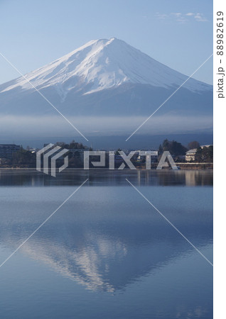 冬の河口湖で見る富士山と逆さ富士 冬の河口湖で見る富士山と逆さ富士 88982619