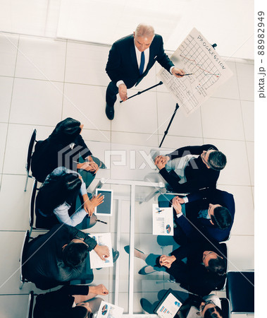 top view. boss at a meeting with the business team 88982949