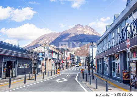 由布岳と駅前通り 由布岳と駅前通り 88983956