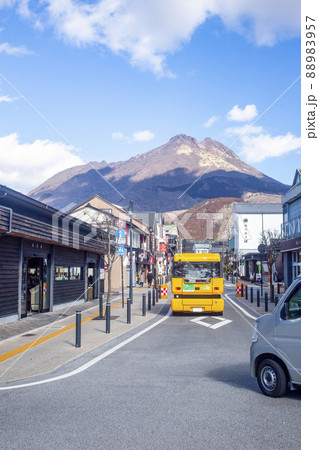 由布岳と駅前通り 88983957