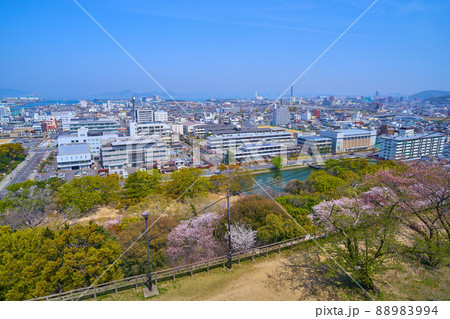 春の香川県丸亀市の丸亀城 二の丸から北側の眺望(大手町など) 春の香川県丸亀市の丸亀城 二の丸から北側の眺望(大手町など) 88983994