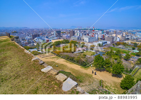 春の香川県丸亀市の丸亀城 本丸から北西側の眺望(大手町など) 春の香川県丸亀市の丸亀城 本丸から北西側の眺望(大手町など) 88983995