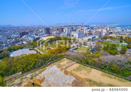 春の香川県丸亀市の丸亀城 本丸から北西側の眺望（大手町など） 88984000