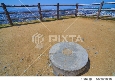 春の香川県丸亀市の丸亀城 本丸にある方位盤 春の香川県丸亀市の丸亀城 本丸にある方位盤 88984046