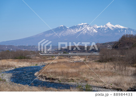山梨県　穂坂橋から見た八ヶ岳 88984433