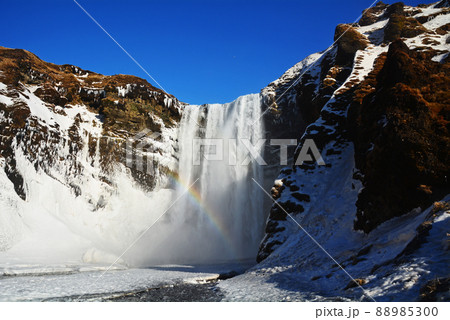 アイスランドの滝、スコゥガフォスの雪景色 88985300