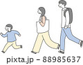 走る子供と歩く親　お出かけ 88985637