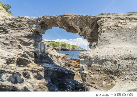 城ヶ島の名所「馬の背洞門」【神奈川県・三浦市】 88985739