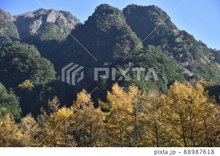 上高地の秋の紅葉風景 88987618