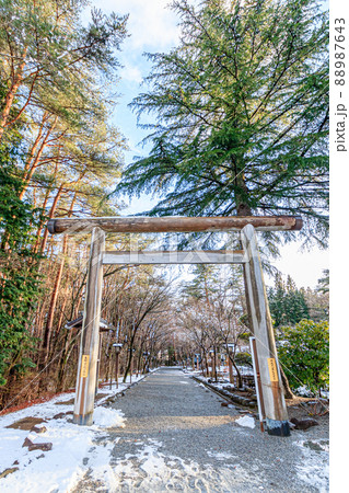 積雪した身曾岐神社　山梨県北杜市 88987643