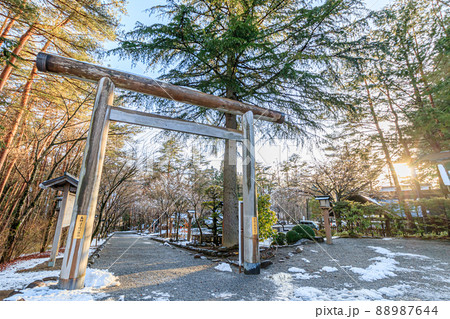 積雪した身曾岐神社　山梨県北杜市 88987644