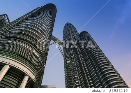 マレーシア・クアラルンプール  夕方のペトロナスツインタワー　/　Kuala Lumpur 88988116