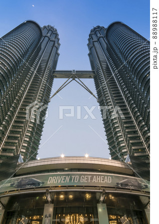 マレーシア クアラルンプール ペトロナスツインタワー 夕空 / Kuala Lumpur マレーシア クアラルンプール ペトロナスツインタワー 夕空 / Kuala Lumpur 88988117