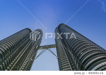 マレーシア クアラルンプール  ペトロナスツインタワー 夕空 / Kuala Lumpur 88988118