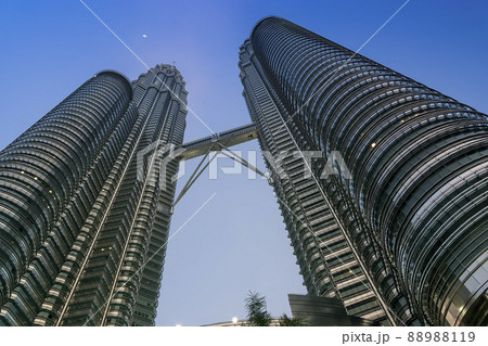 マレーシア クアラルンプール  ペトロナスツインタワー 夕空 / Kuala Lumpur 88988119