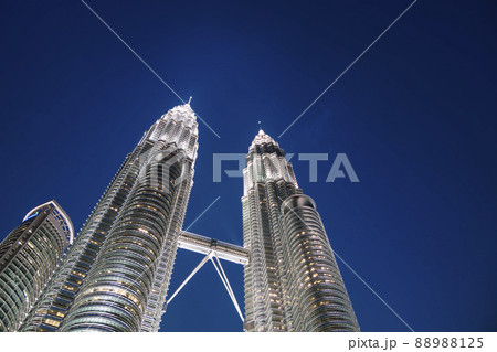 マレーシア クアラルンプール  ペトロナスツインタワー 夜景 / Kuala Lumpur 88988125